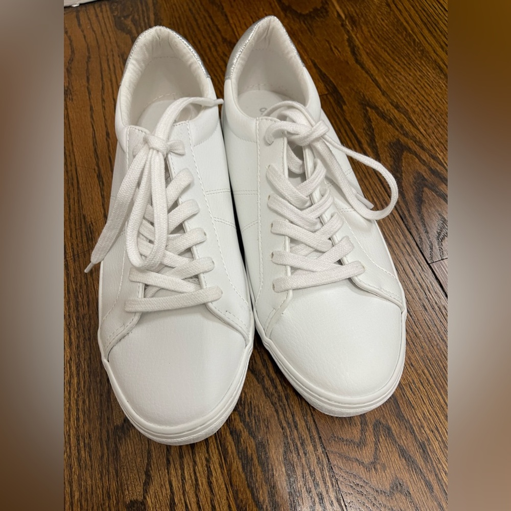 Old Navy Bright White Lace Up Court Sneakers w/ Silver Back | Size 8